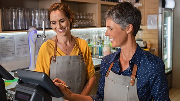 training new restaurant employee