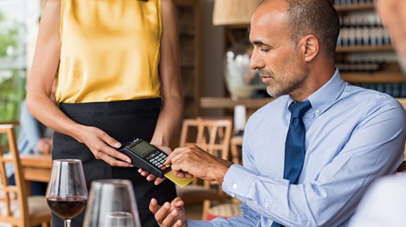 man paying for lunch with credit card