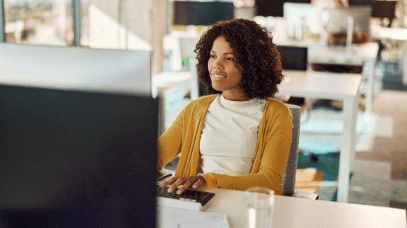 woman-looking-at-computer-screen